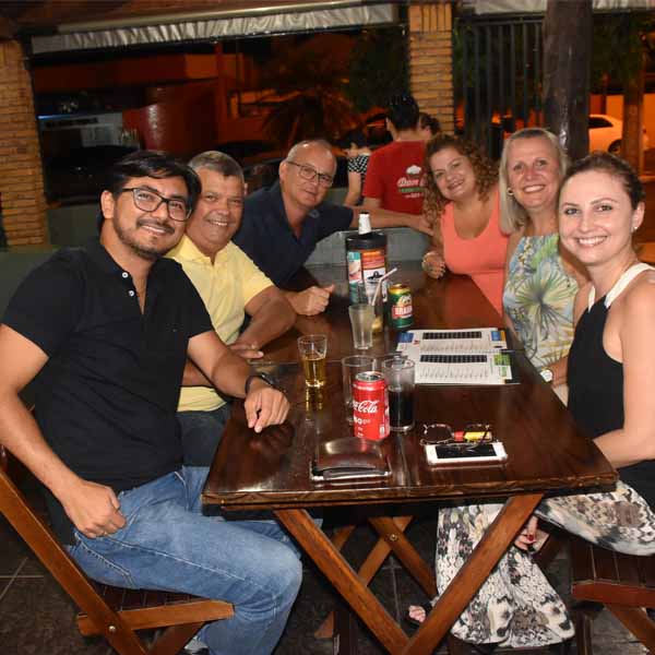 Galera curte a noite de sábado na Dom Pepe Pizzaria