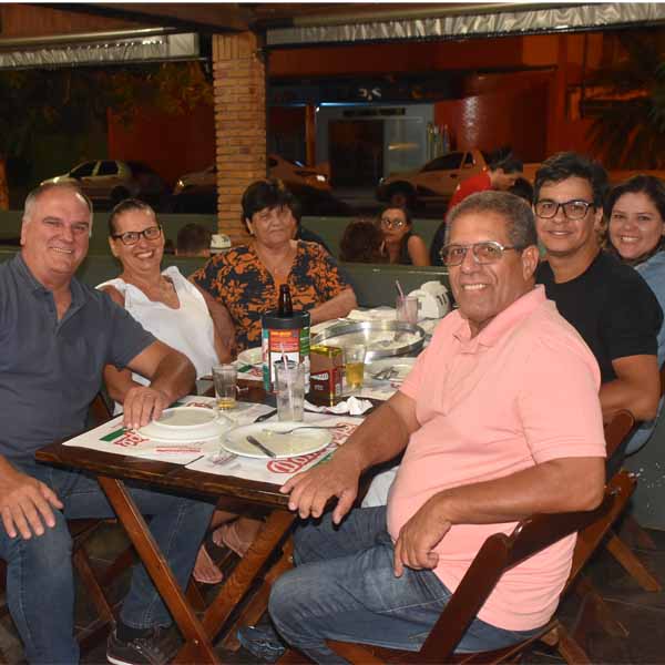 Galera curte a noite de sábado na Dom Pepe Pizzaria