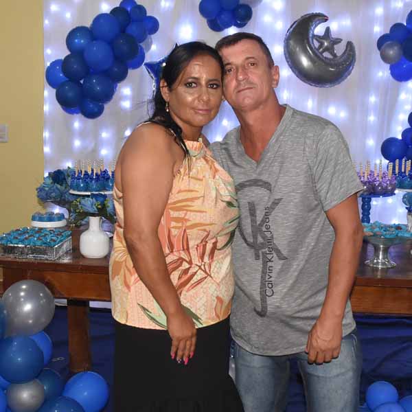 Roseli Meireles completa 44 anos de idade com festa