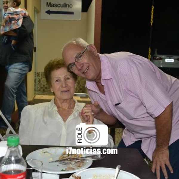 RETROSPECTIVA - 20/04/2015 - Restaurante e Churrascaria Brumado fica lotado