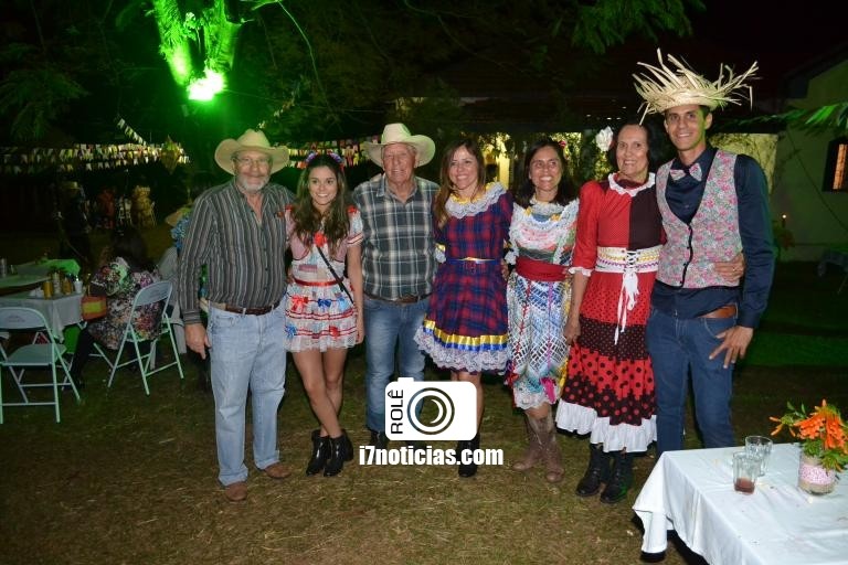 RETROSPECTIVA - Dorinho Simões e esposa recebem galera em festa julina