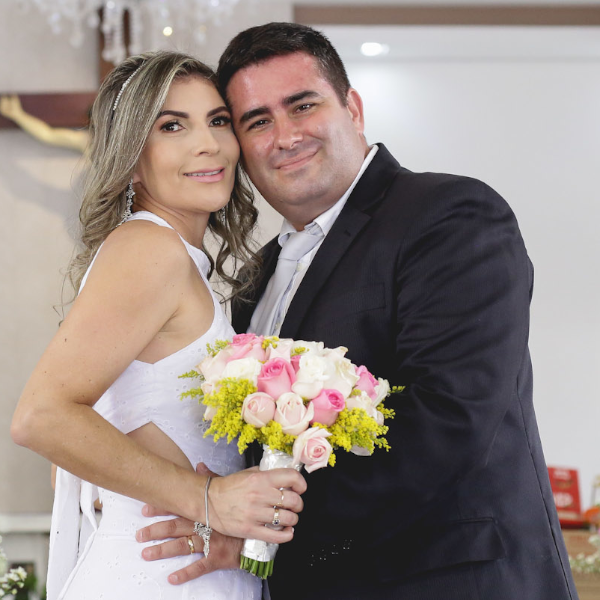 Adriana e Alfeu oficializam união em cerimônia íntima