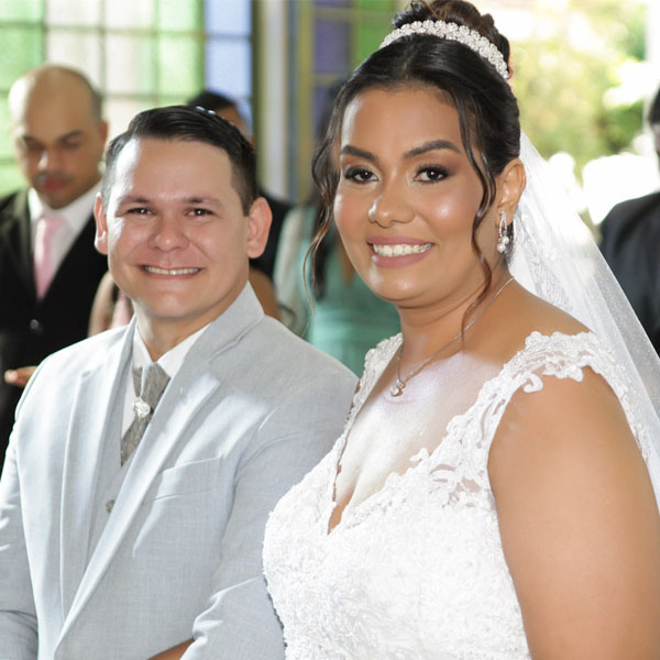 Jaciene e Josiander trocam votos na Igreja Santa Rita