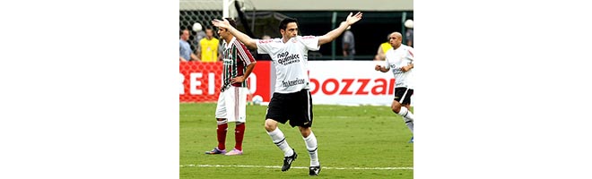 Timão passa sufoco, mas segura pressão do Flu e se mantém 100%