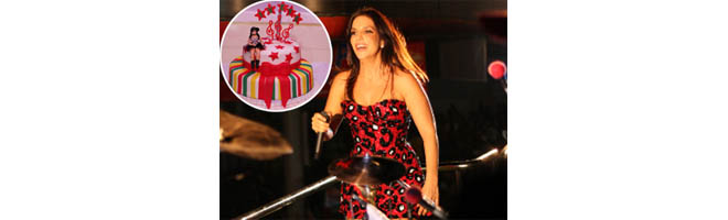 Ivete Sangalo ganha festa surpresa de fãs