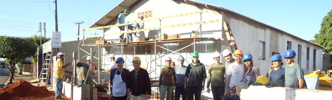 Voluntários da Testemunha de Jeová constroem nova igreja