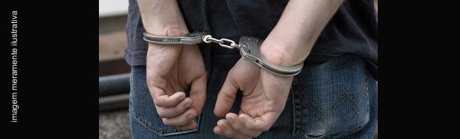 Homem é preso após furtar bíblia no centro da cidade