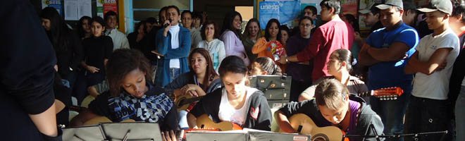 No Dia do Estudante, Grupo de Violas faz apresentação surpresa em escolas