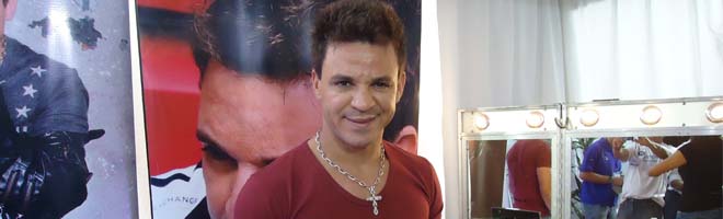 Eduardo Costa recebe imprensa e fãs em seu camarim