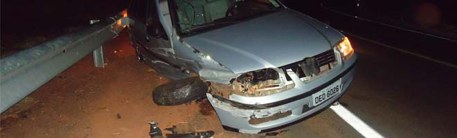 Carro colide no guard-rail do pontilhão próximo a Paraguaçu Paulista.