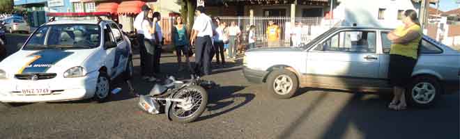 Acidente envolve veículo e moto no centro da cidade