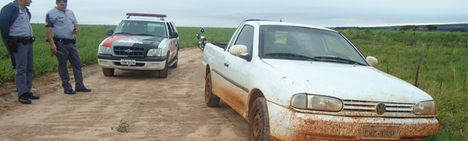 Saveiro é encontrada abandonada em estrada de terra