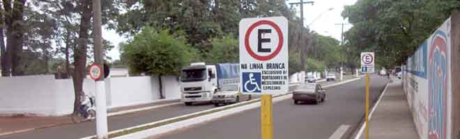 Prefeitura está delimitando estacionamentos preferenciais nas ruas da cidade