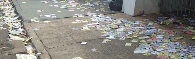 Após eleição restou apenas à sujeira dos panfletos nas ruas da cidade