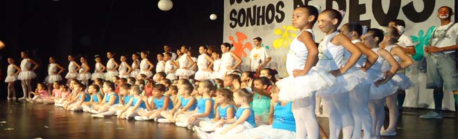 Teatro Municipal fica lotado na apresentação do Recital de Ballet do projeto MAES