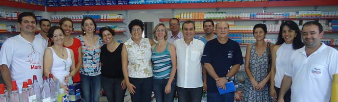 Adriano e funcionários da Farma Sete receberam nesta manhã o terço empresarial