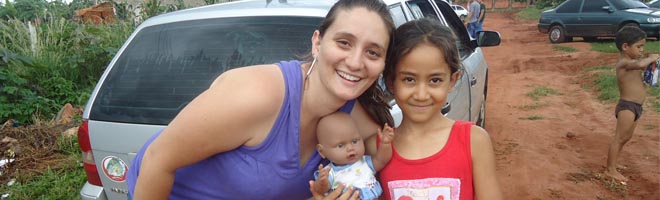 Jovem distribui presentes de natal às crianças carentes de Paraguaçu