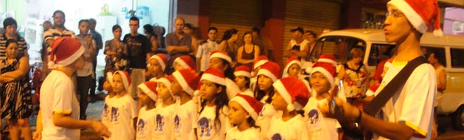 Alunos do Ponto de Cultura levam alegria às noites do comércio da cidade