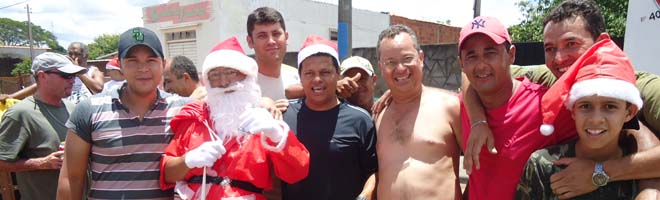 Amigos se reúnem para arrecadarem presentes para crianças carentes