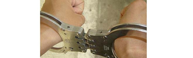 Homem furta garrafa de cachaça e é preso em flagrante