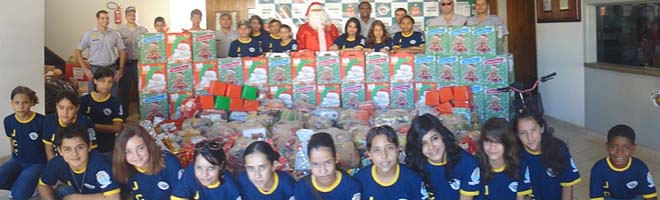 PM e alunos do JCC fazem a entrega de cestas básicas e brinquedos