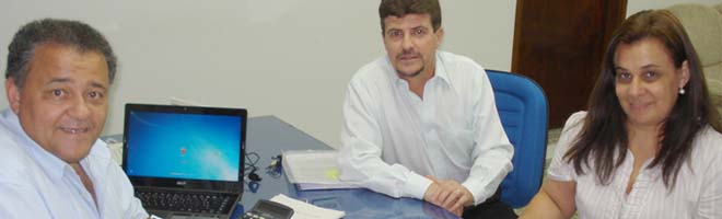 Prefeito começa o ano assinando convênios para nova quadra e piscina municipal