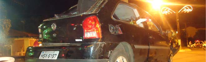 Veículo com família capota após passar por buraco em rodovia