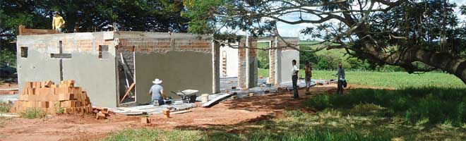 Católicos voluntários se reúnem para construção da capela na Casa de Maria