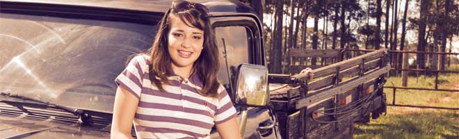 Em meio ao campo e aos animais, Bruna Félix posa para sessão fotográfica