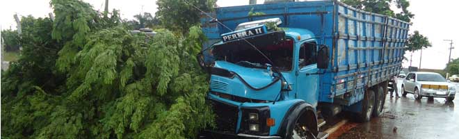 Caminhão sem freio, carregado de tijolos, quase provoca grave acidente em Maracaí