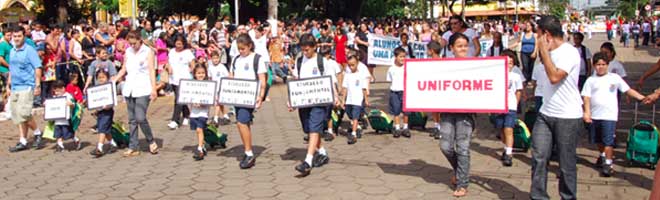 Famílias fazem questão de agradecer ao Prefeito Ediney pelo novo uniforme escolar