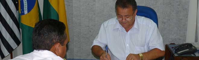 Prefeito Ediney assina contrato e educação de Paraguaçu terá novidades