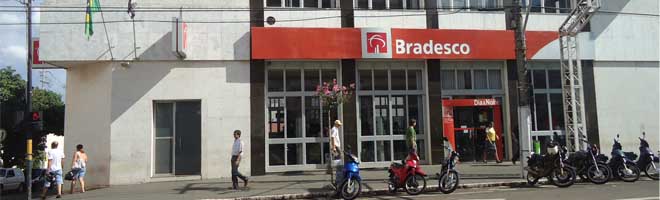 Assaltantes param táxi e levam malote com R$ 30 mil da agência Bradesco de Assis