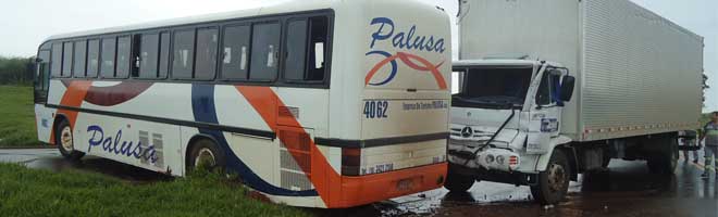 Ônibus com funcionários da Cocal sofre acidente próximo ao trevo da usina