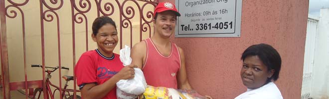 ONG faz distribuição de leite e cestas básicas à população carente de Paraguaçu