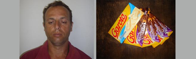 Homem é preso por furtar barras de chocolate em supermercado