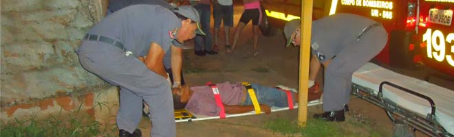 Veículo colide em condutor e não presta socorro