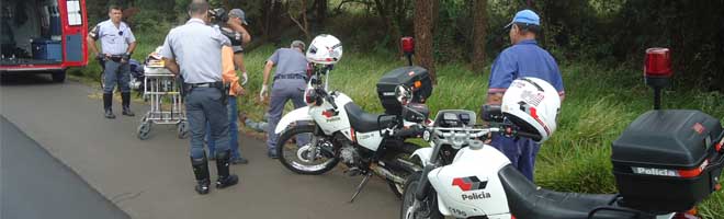 Pneu de moto estoura e causa acidente com jovem