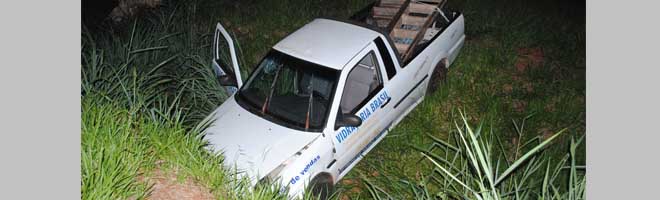 Veículo de empresa cai em vala, após motorista perder controle da direção no trevo