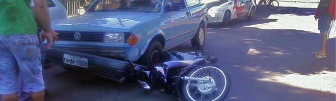 Condutor de motoneta sofre escoriações após colidir na lateral de veículo