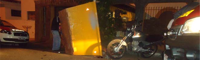 Motoqueiro colide em caçamba e fica ferido