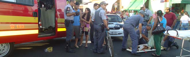 Adolescente atravessa semáforo “fechado” e é atropelado por um veículo