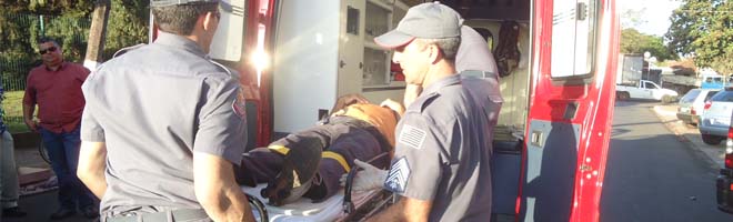 Idoso sem habilitação colide moto em veículo