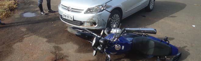 Carro e moto se colidem em cruzamento no Jardim Tênis Clube