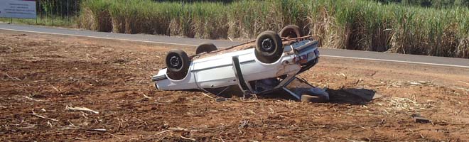 Condutora fica em estado grave após capotar veículo em vicinal