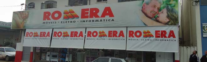 Loja Romera de Paraguaçu entrega um Corolla 0km e um notebook para clientes