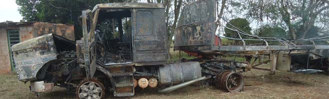 Caminhão com caixas de álcool doméstico tomba e explode em Florínea