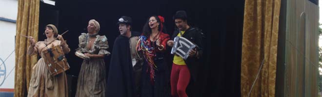 Prefeitura e Duke Energy oferecem teatro em plena rua para a população