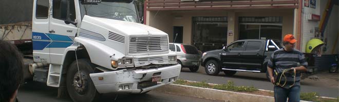 Carreta colide na traseira de caminhão parado