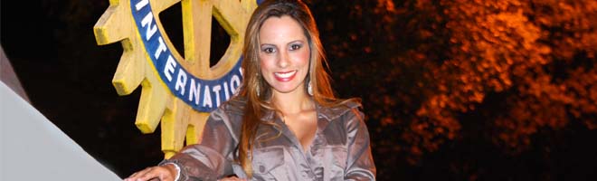 Amanda exibe sua beleza em noite fria de Paraguaçu